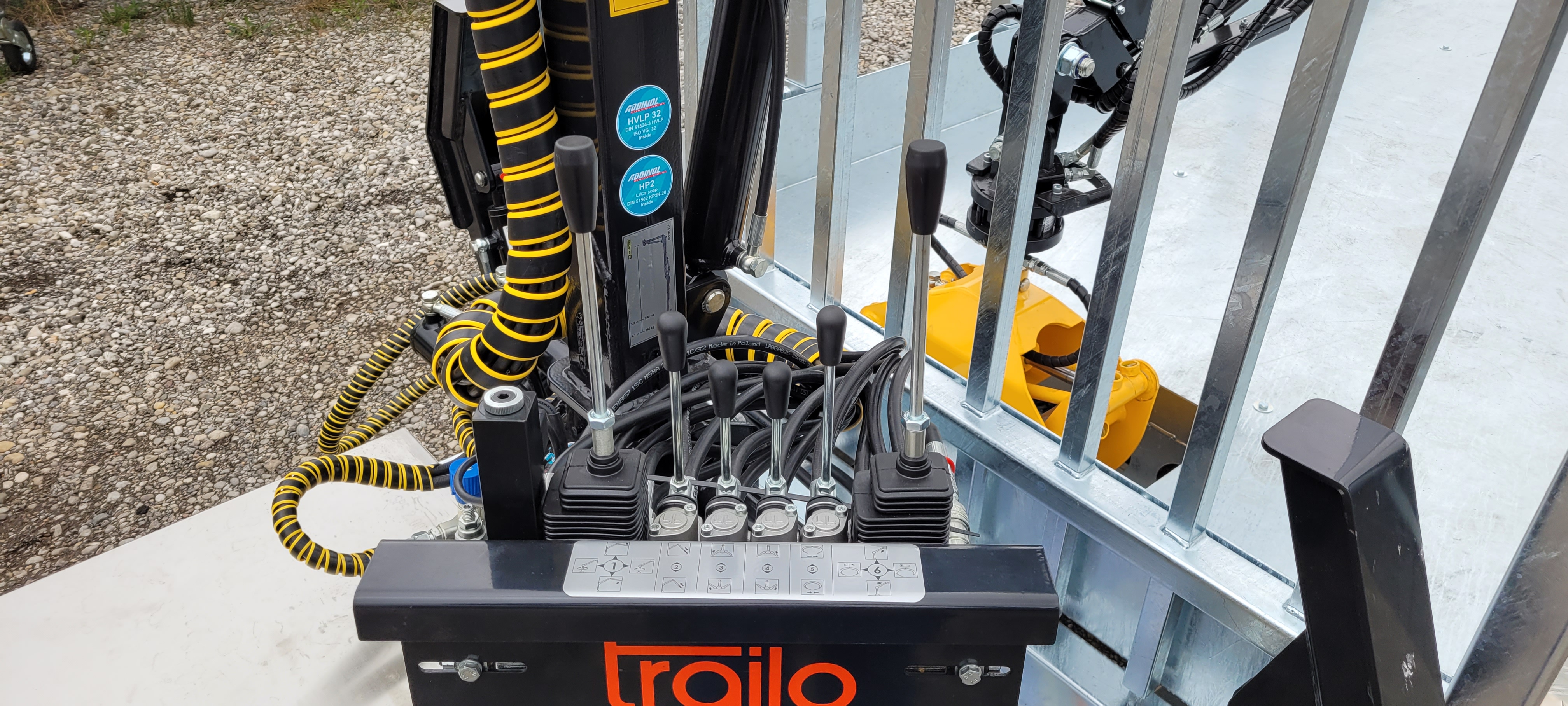 trailo Holztransportanhänger HT353017-C mit Ladekran Country 410 smart, für 3 + 4m Stämme inkl. Astwanne + Seilwinde