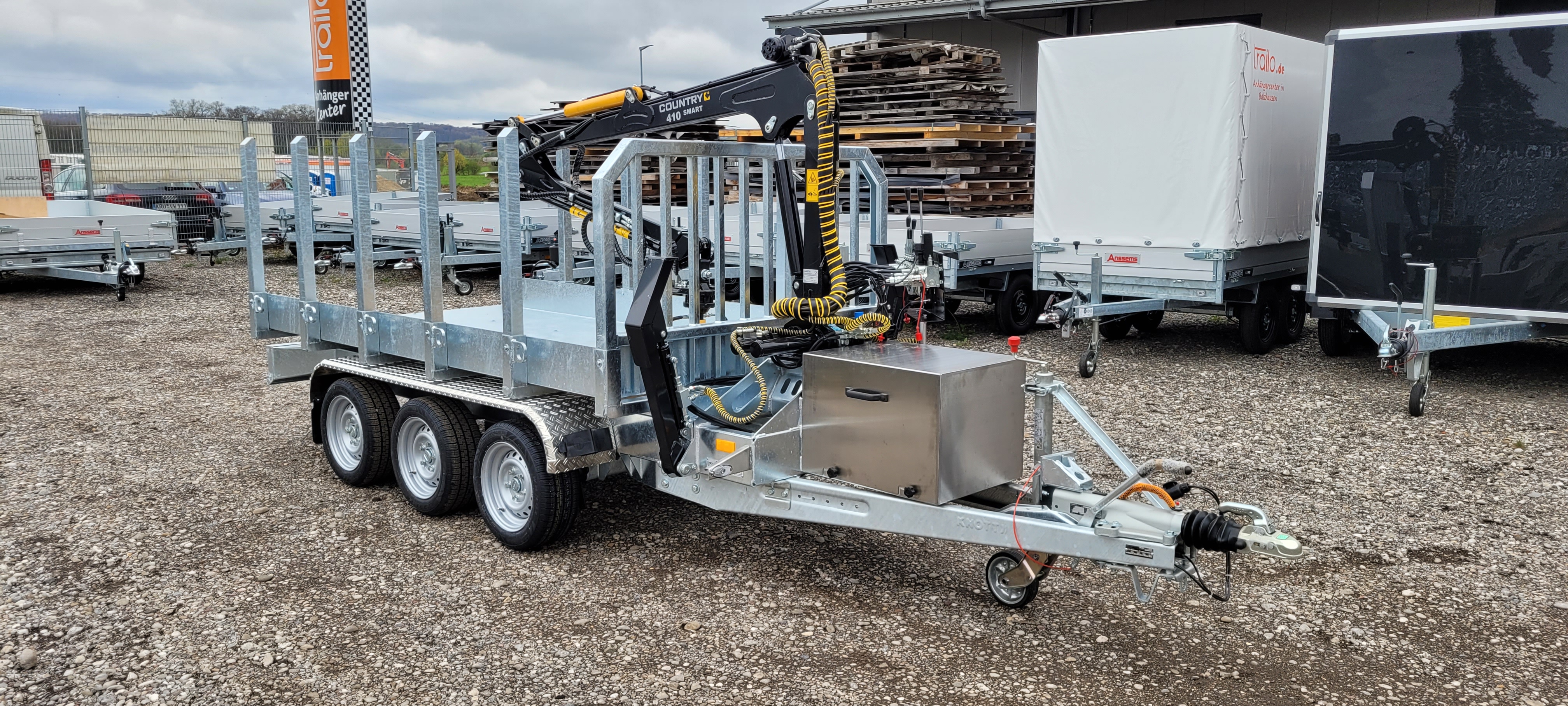 trailo Holztransportanhänger HT353017-C mit Ladekran Country 410 smart, für 3 + 4m Stämme inkl. Astwanne + Seilwinde