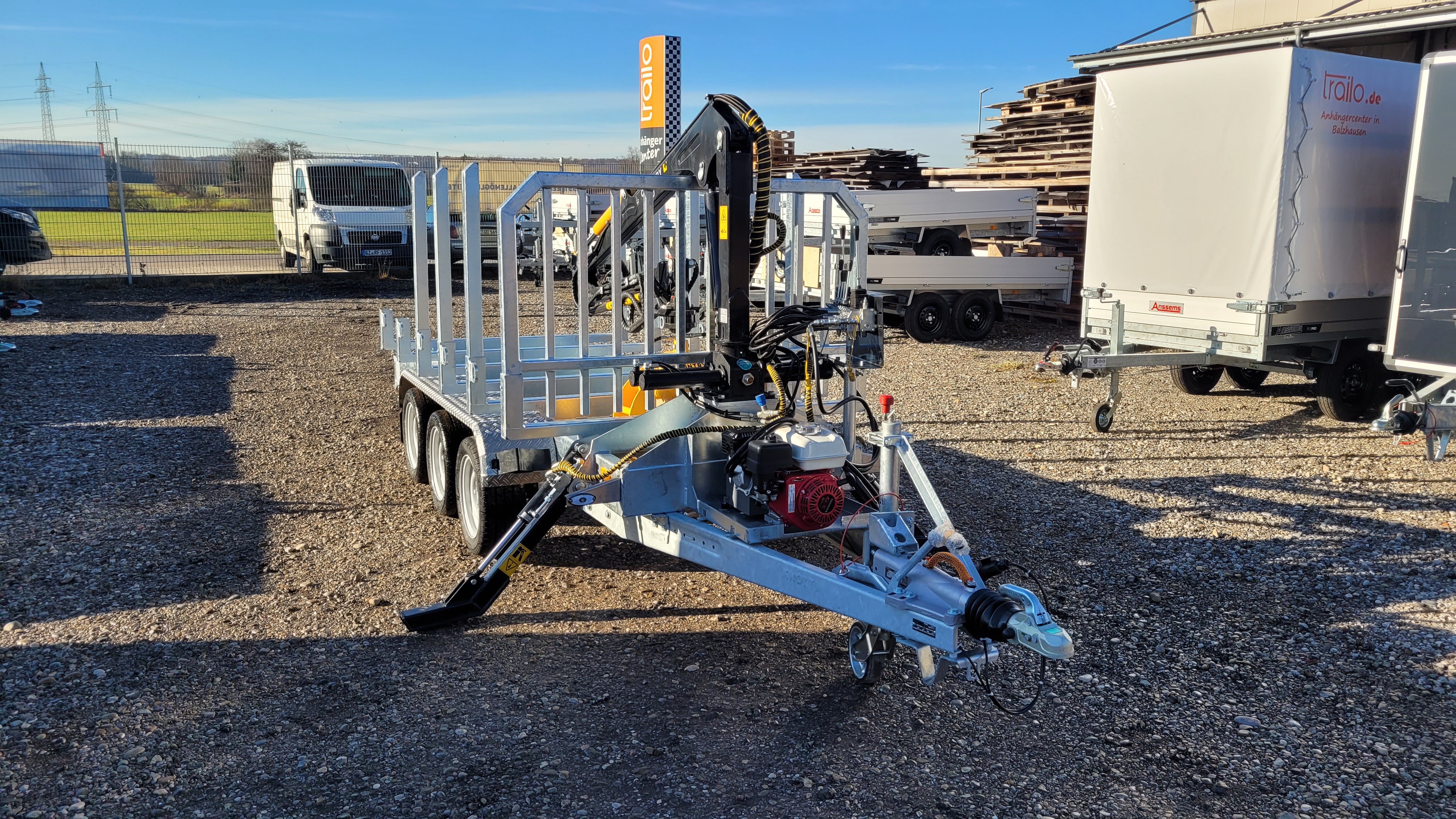 PKW Anhänger trailo Holztransportanhänger HT353017-C mit Ladekran Country 410 smart, für 3 + 4m Stämme