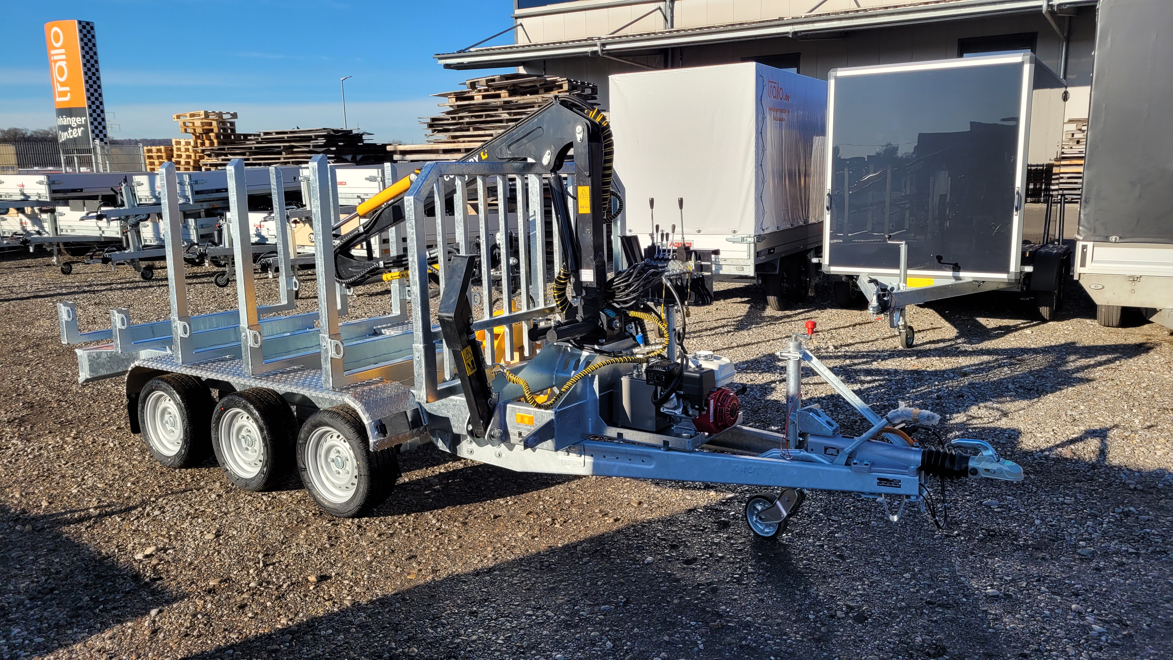 PKW Anhänger trailo Holztransportanhänger HT353017-C mit Ladekran Country 410 smart, für 3 + 4m Stämme