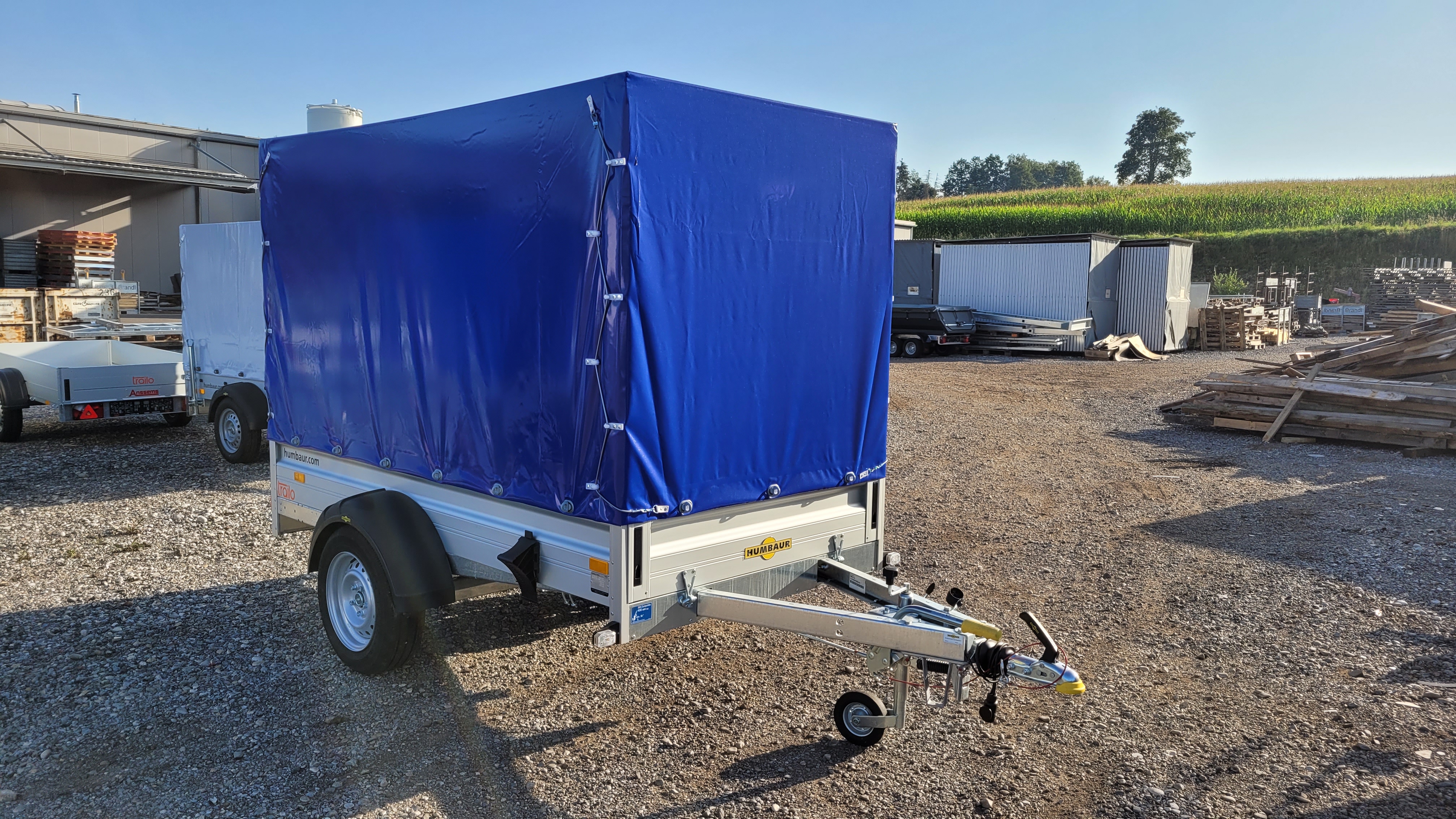 Humbaur PKW-Anhänger HA 132513 KV Alu 1300kg Ladefläche 2,51x1,31m, Klappe vorn m. Plane 1,60m Farbe blau 100km/h