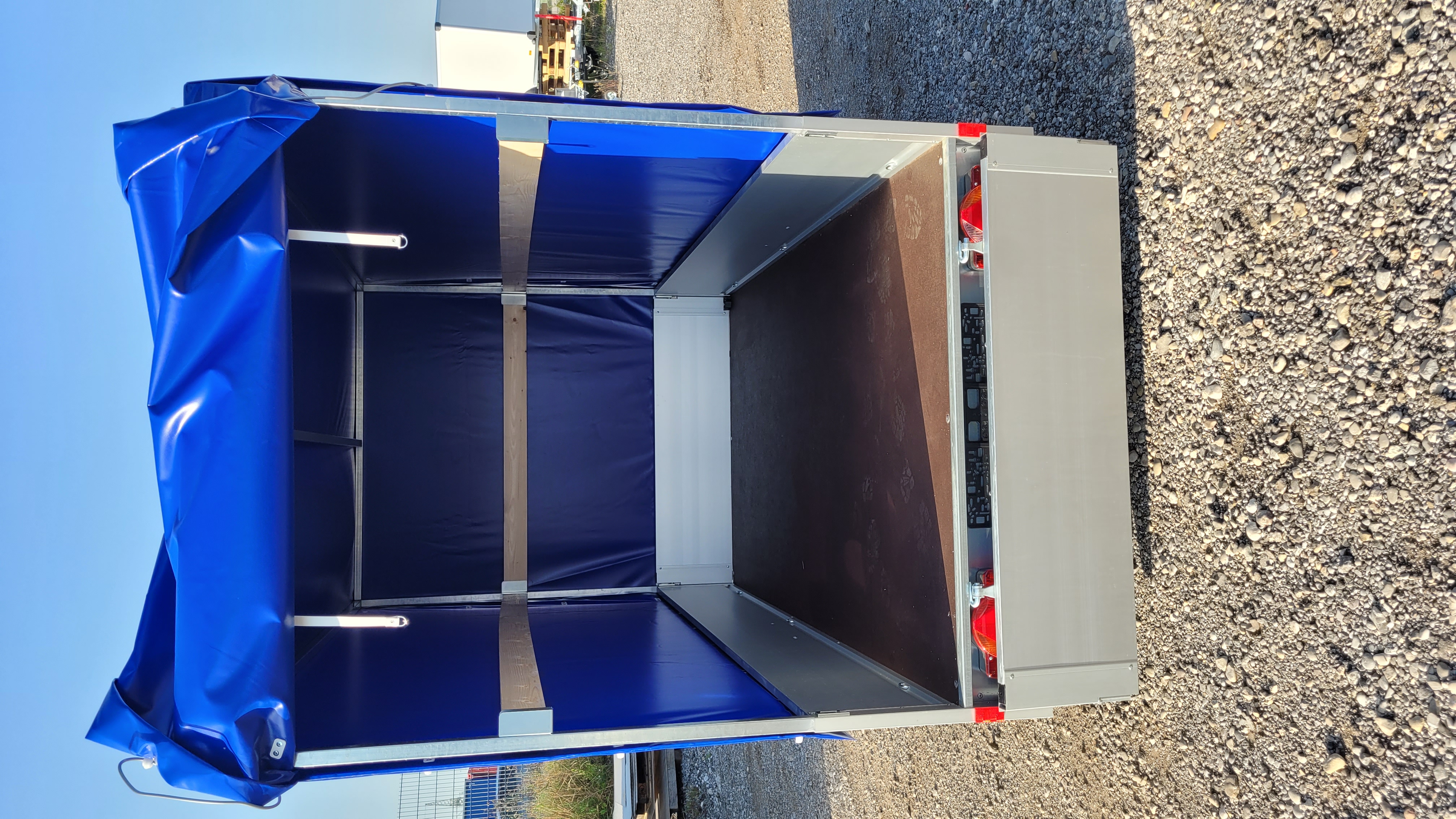 Humbaur PKW-Anhänger HA 132513 KV Alu 1300kg Ladefläche 2,51x1,31m, Klappe vorn m. Plane 1,60m Farbe blau 100km/h