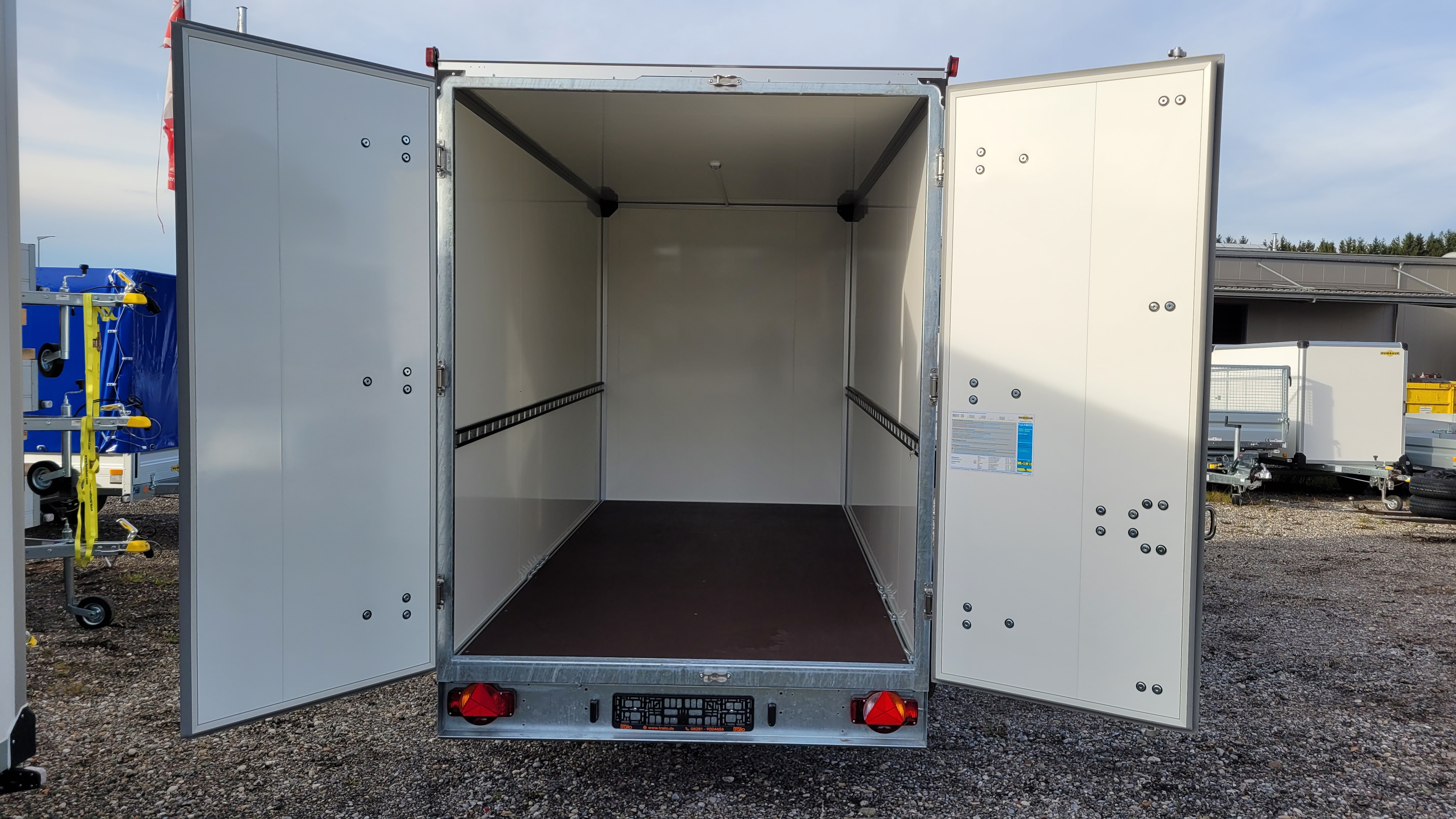 Humbaur HK 253718 - 20 PF30 RA Kofferanhänger Ladefläche  3,68 x 1,73m Innenhöhe Sonder 2.08m