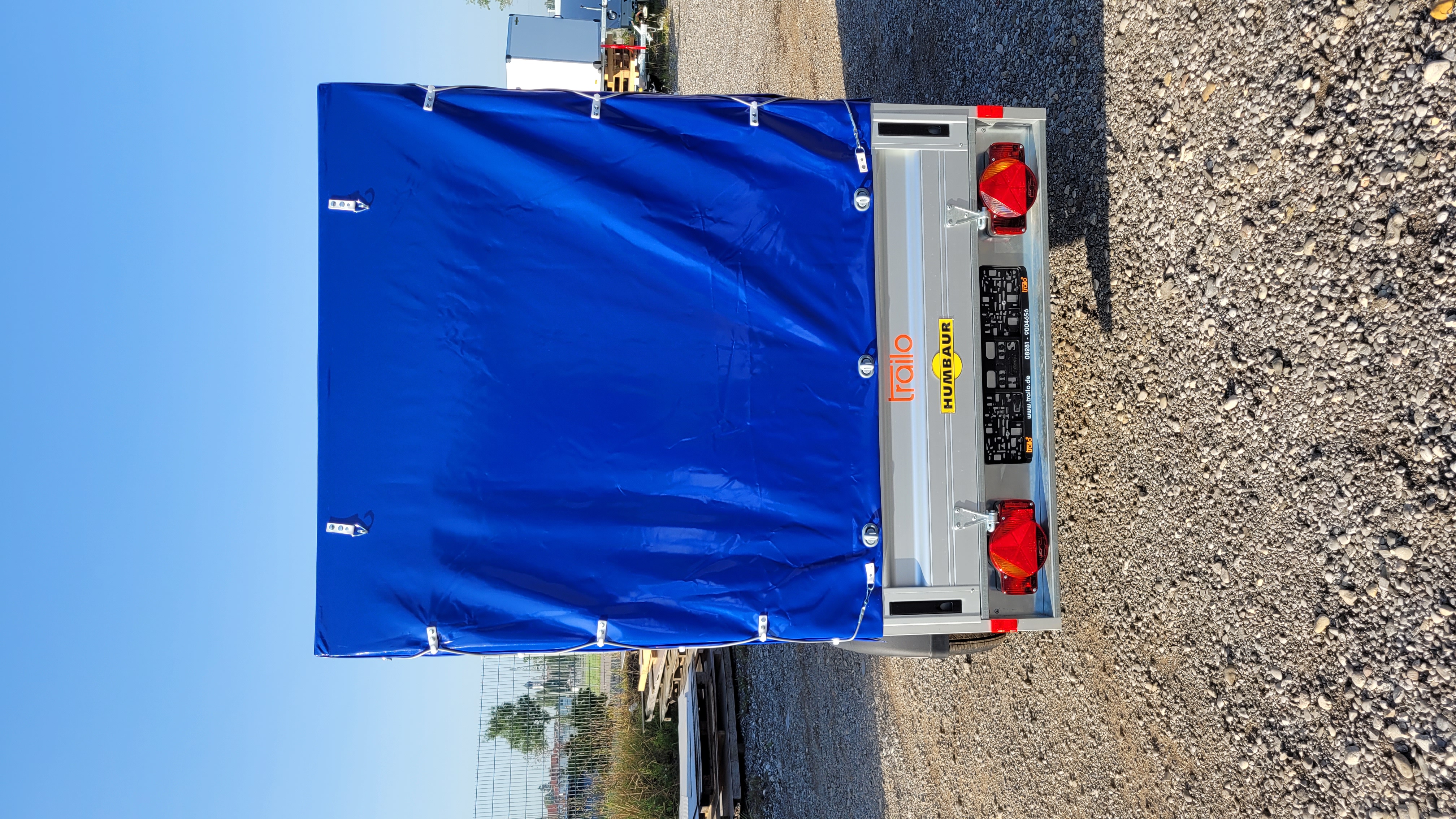 Humbaur PKW-Anhänger HA 132513 KV Alu 1300kg Ladefläche 2,51x1,31m, Klappe vorn m. Plane 1,60m Farbe blau 100km/h