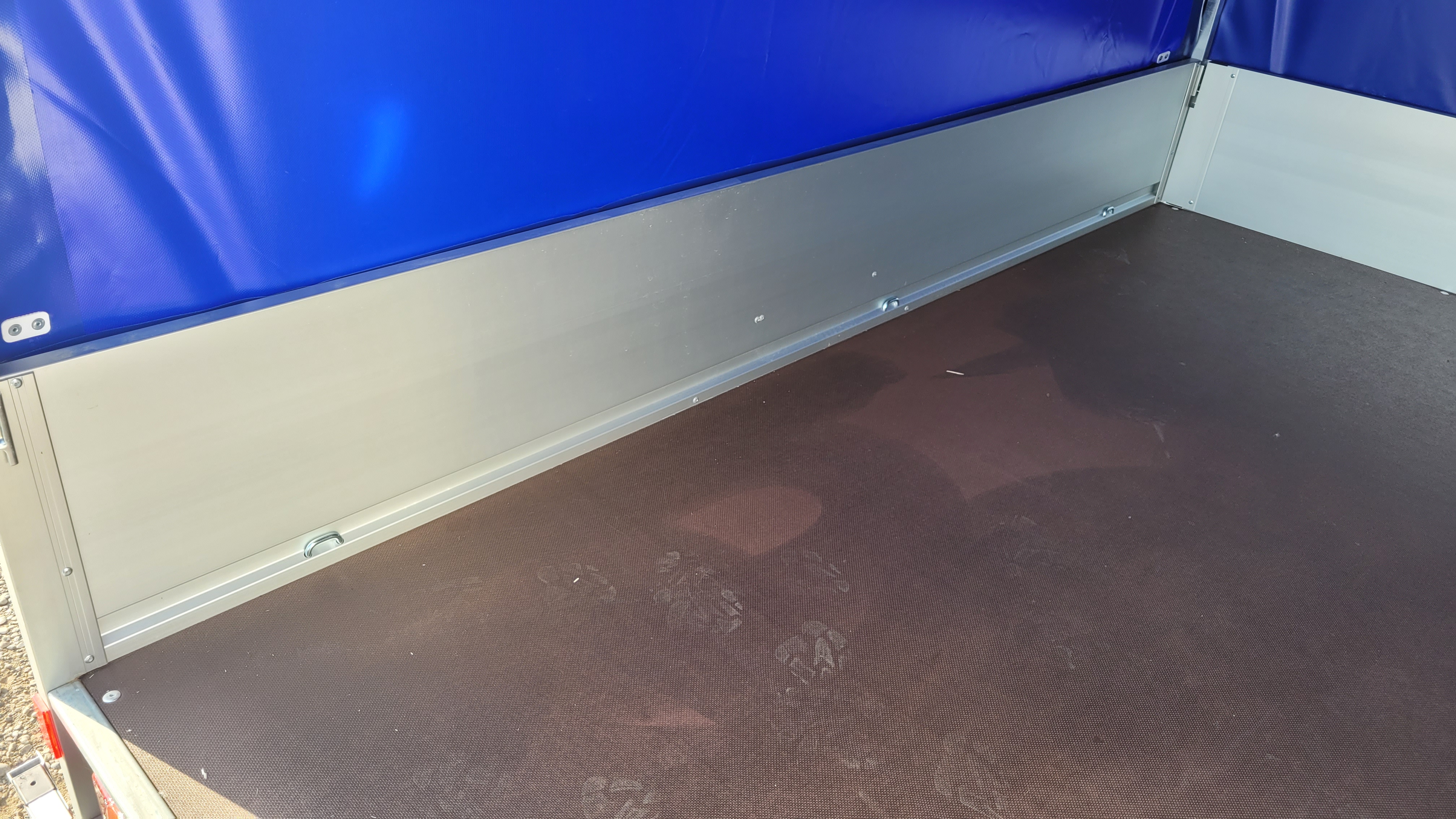 Humbaur PKW-Anhänger HA 132513 KV Alu 1300kg Ladefläche 2,51x1,31m, Klappe vorn m. Plane 1,60m Farbe blau 100km/h