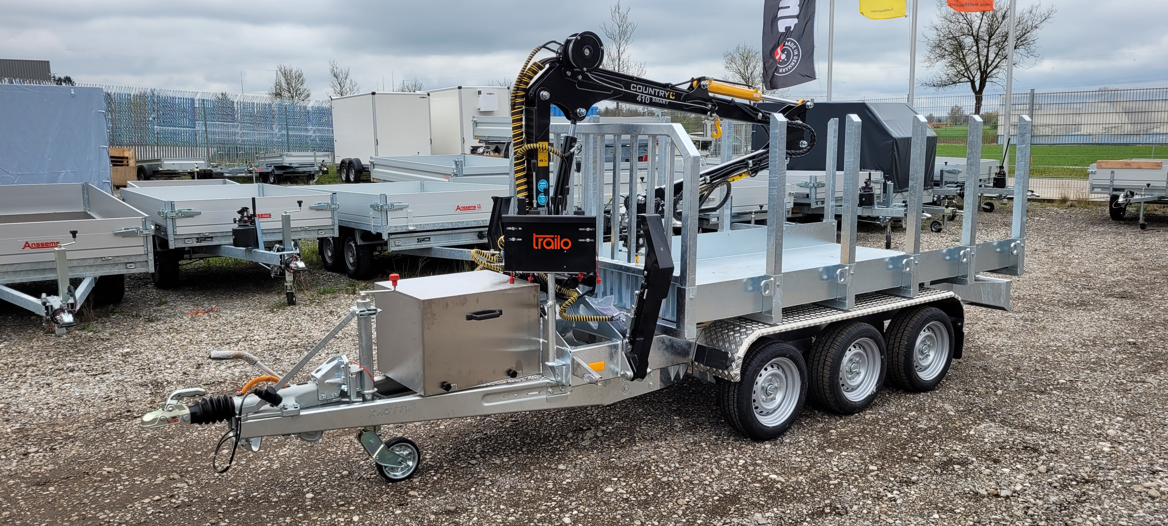 trailo Holztransportanhänger HT353017-C mit Ladekran Country 410 smart, für 3 + 4m Stämme inkl. Astwanne + Seilwinde