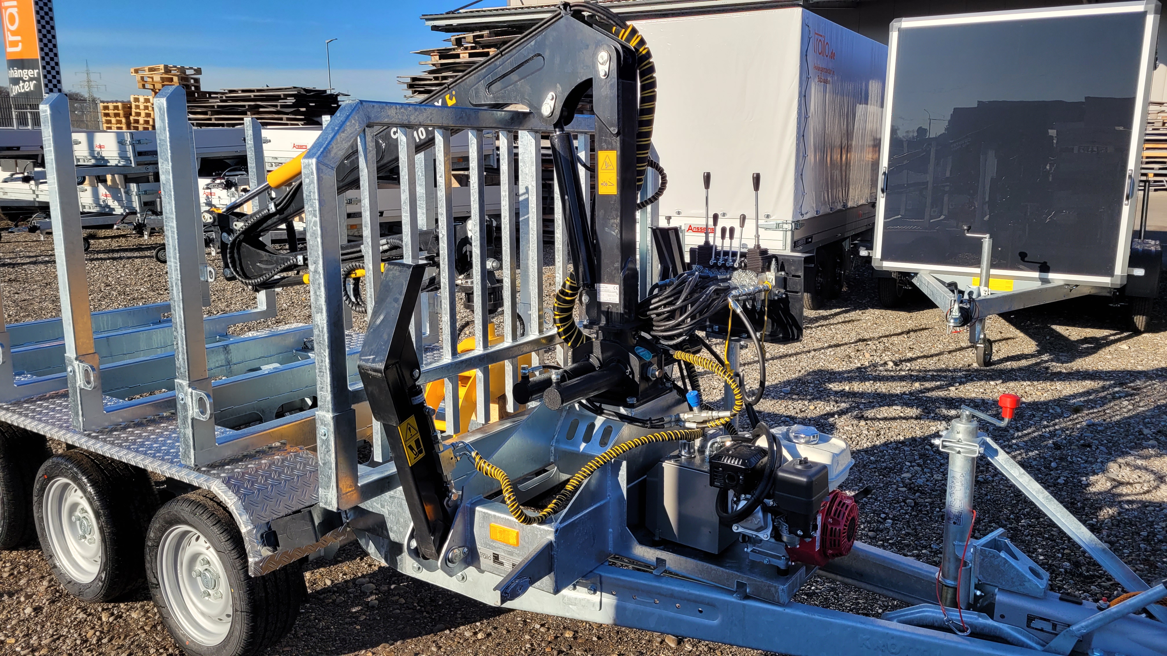 PKW Anhänger trailo Holztransportanhänger HT353017-C mit Ladekran Country 410 smart, für 3 + 4m Stämme